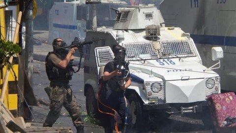 Gazi Mahallesi'nde 1 polis şehit oldu