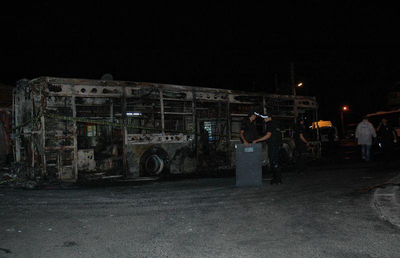 Teröristler İzmir'de otobüse molotof attı