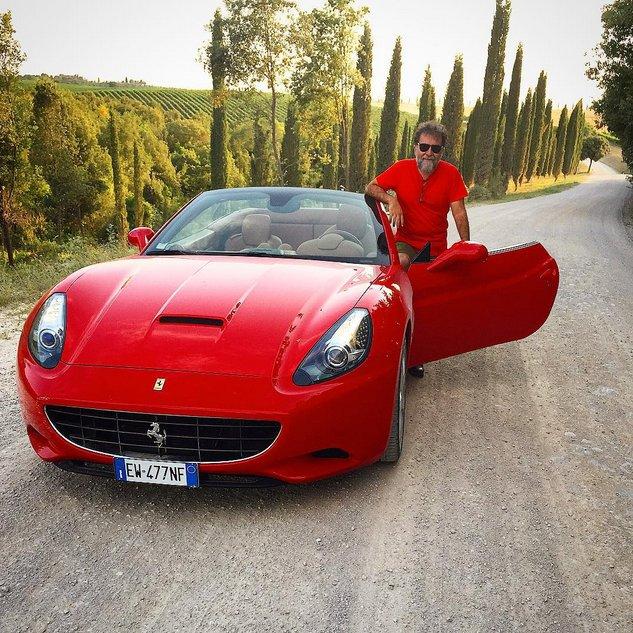 Ahmet Hakan Ferrari ile poz verdi