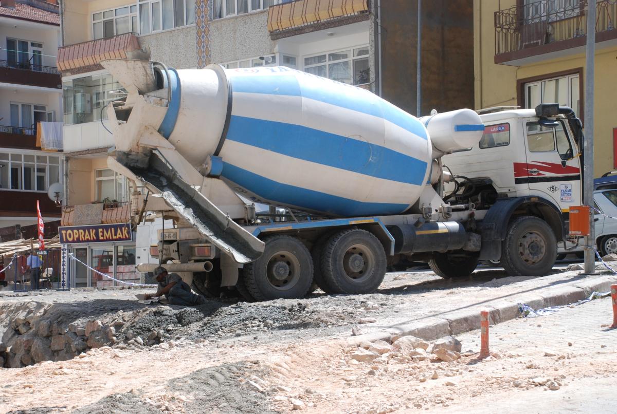 Beton mikserin arkasında dinlenen işçi şaşırttı