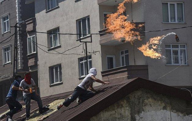 Gazi Mahallesi'nden molotof fotoğrafları