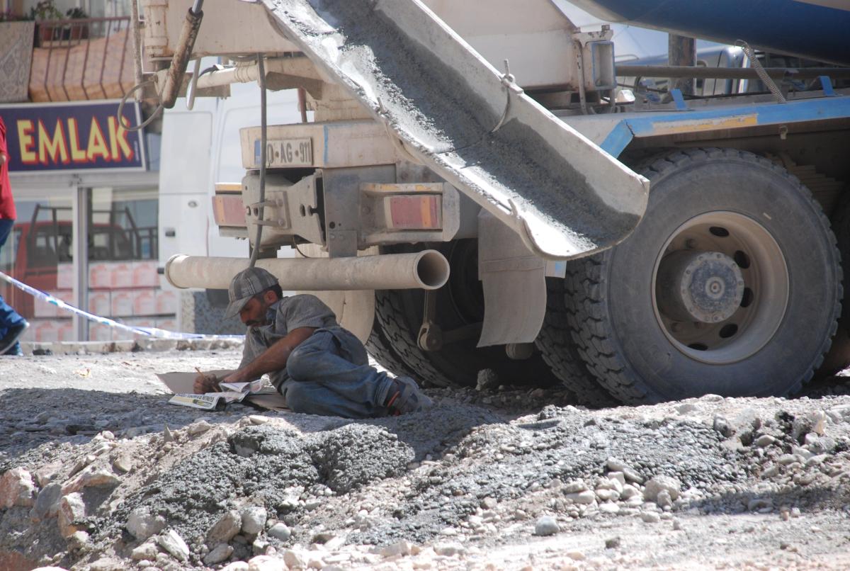 Beton mikserin arkasında dinlenen işçi şaşırttı