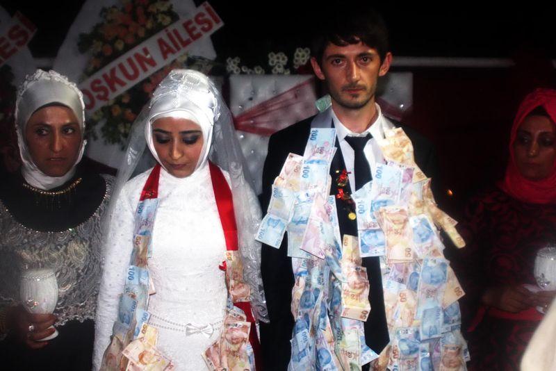 Botan Aşireti'nin düğününde paralar çantalara sığmadı