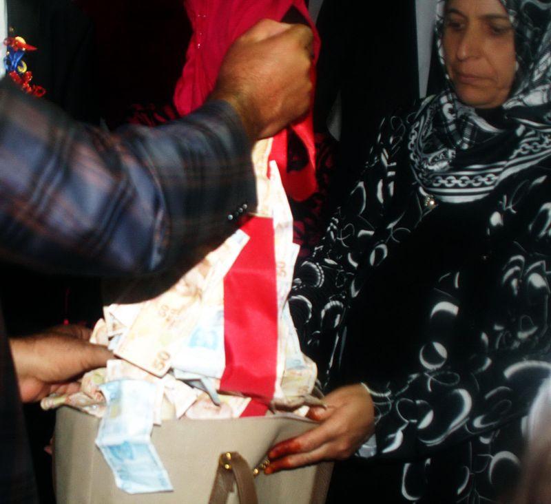 Botan Aşireti'nin düğününde paralar çantalara sığmadı