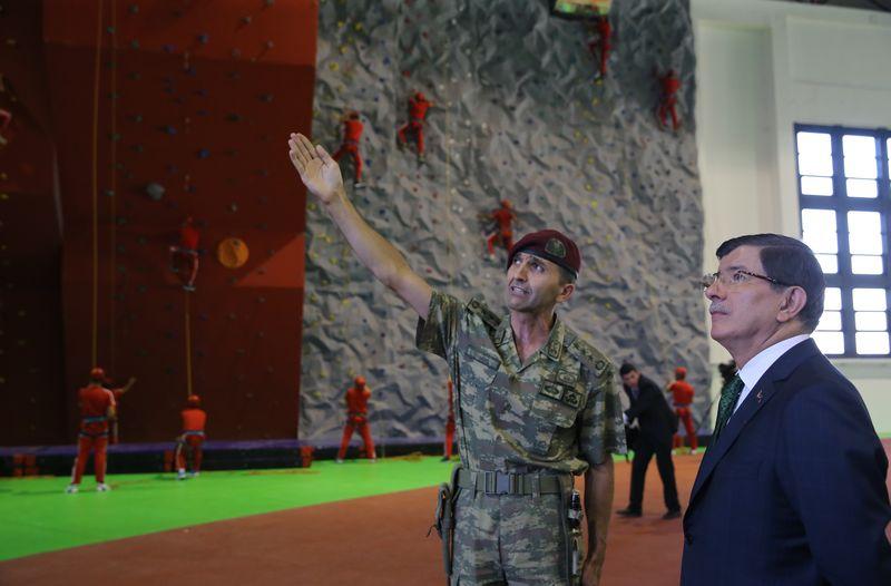 Davutoğlu'ndan  Özel Kuvvetler Komutanlığı'na ziyaret