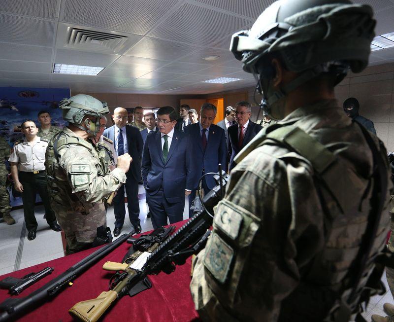 Davutoğlu'ndan  Özel Kuvvetler Komutanlığı'na ziyaret