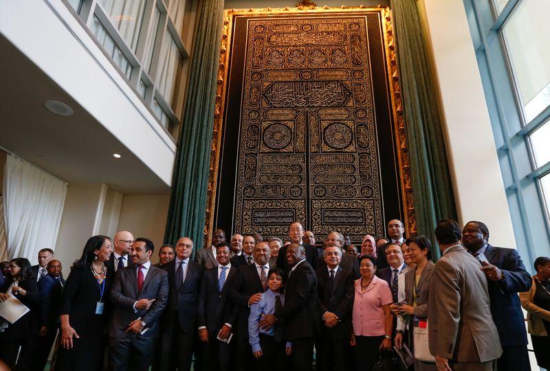 Temizlenen Kabe örtüsü yerine konuldu