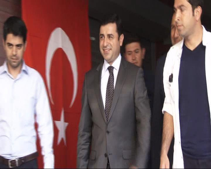 Selahattin Demirtaş'a Türk bayraklı protesto