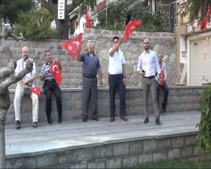 Selahattin Demirtaş'a Türk bayraklı protesto