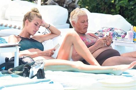 Çağla Şikel annesiyle tatilde