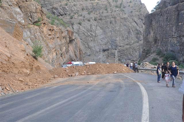 PKK'lılar Hakkari-Çukurca yolunu ulaşıma kapattı