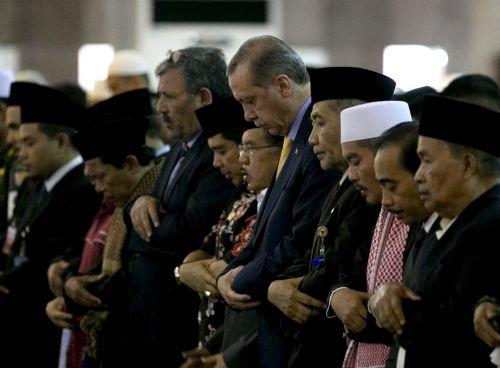 Erdoğan cuma namazını Endonezya'da kıldı