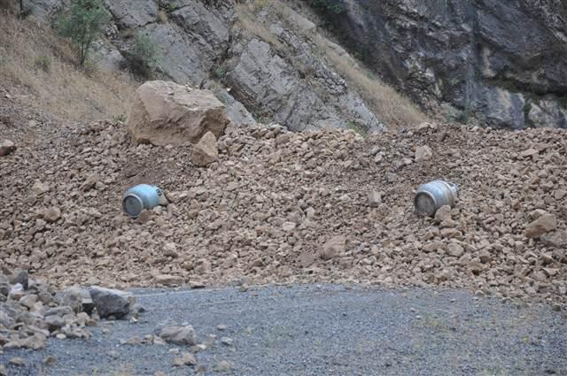 PKK'lılar Hakkari-Çukurca yolunu ulaşıma kapattı