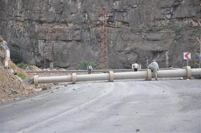 PKK'lılar Hakkari-Çukurca yolunu ulaşıma kapattı
