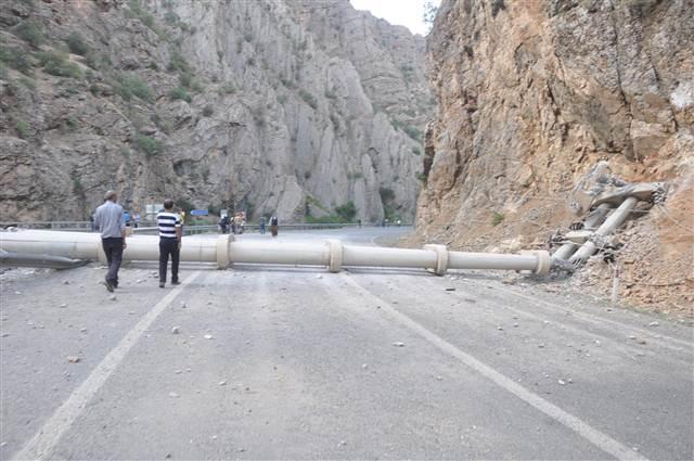 PKK'lılar Hakkari-Çukurca yolunu ulaşıma kapattı