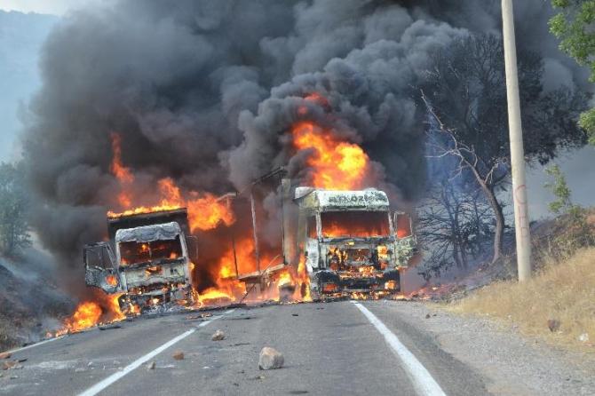 PKK’lı teröristlerin araçları yakma anı kamerada