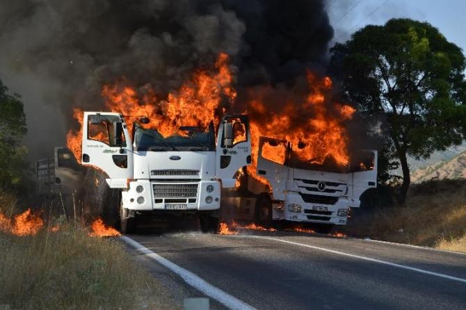 PKK’lı teröristlerin araçları yakma anı kamerada