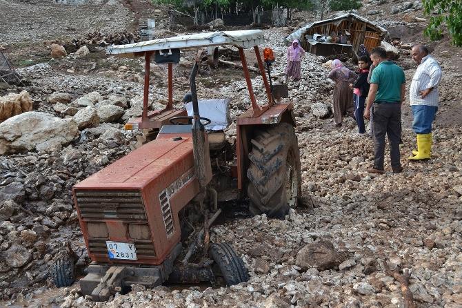 Antalya'da sağanak yağış sele neden oldu