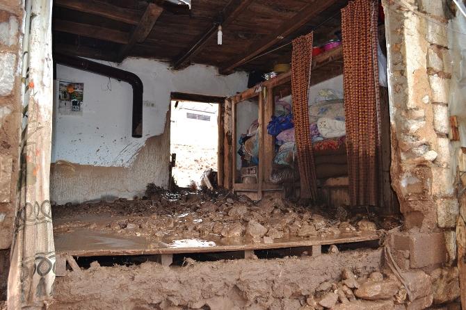 Antalya'da sağanak yağış sele neden oldu