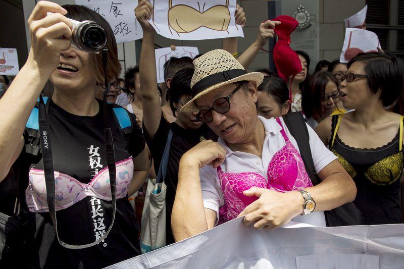 Hong Kong'da erkeklerden sütyenli eylemi