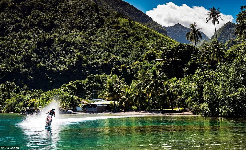 Avustralyalı dublör motosikletiyle sörf yaptı