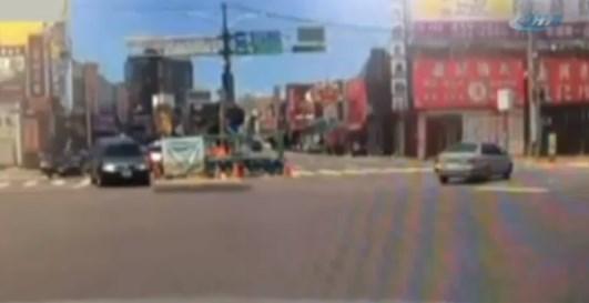 Tayvan'da otomobil çukura düştü