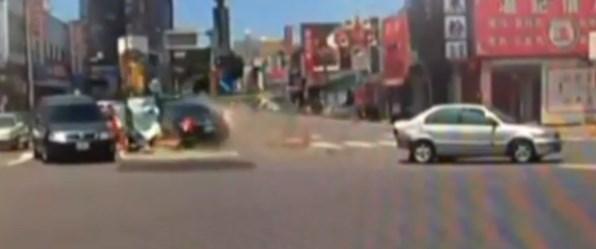 Tayvan'da otomobil çukura düştü