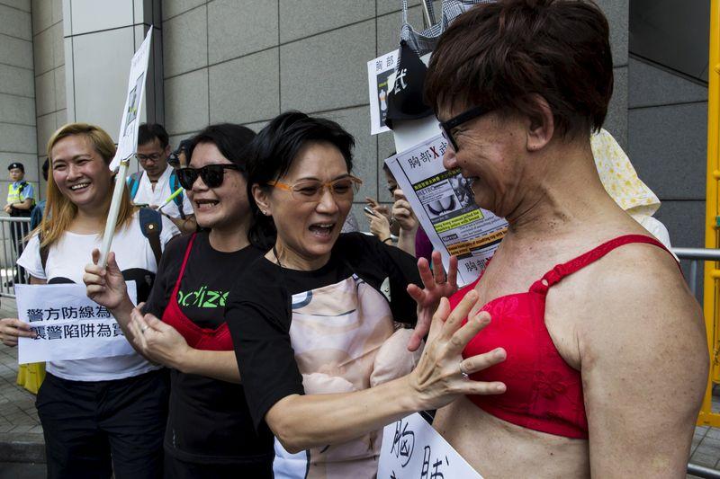 Hong Kong'da erkeklerden sütyenli eylemi
