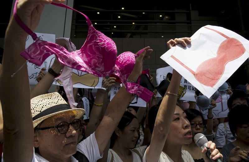 Hong Kong'da erkeklerden sütyenli eylemi