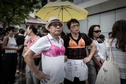 Hong Kong'da erkeklerden sütyenli eylemi