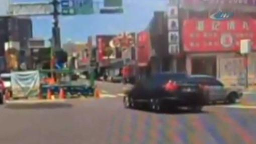 Tayvan'da otomobil çukura düştü