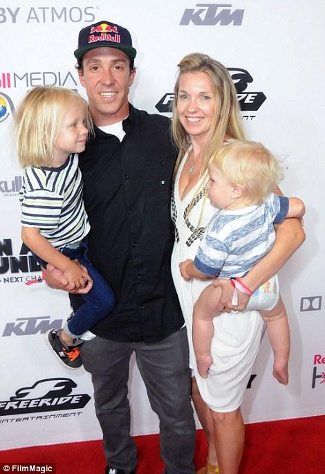 Avustralyalı dublör motosikletiyle sörf yaptı