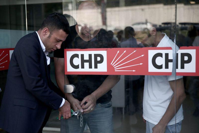 CHP İl Başkanlığı'nda zincirli eylem