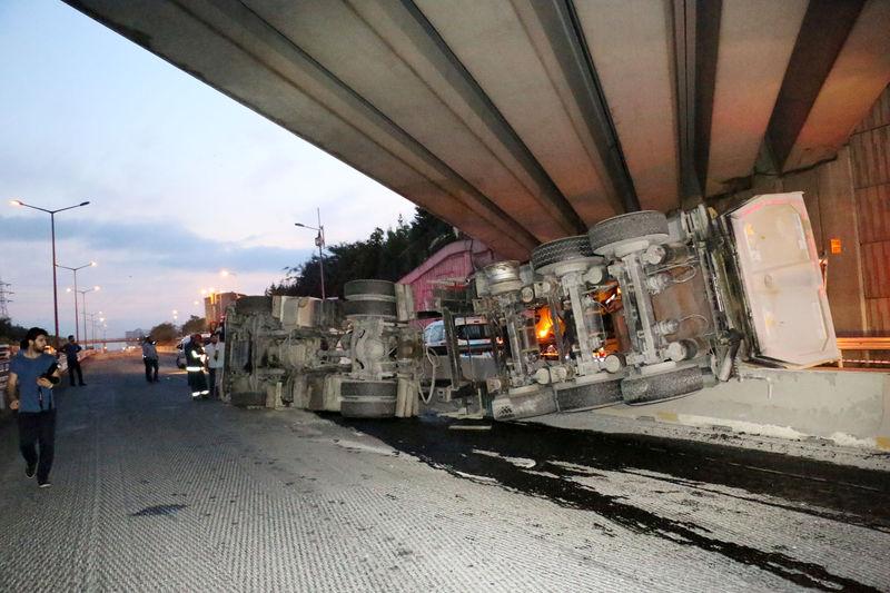 Damperi açık ilerleyen kamyon köprüye çarptı: 1 yaralı