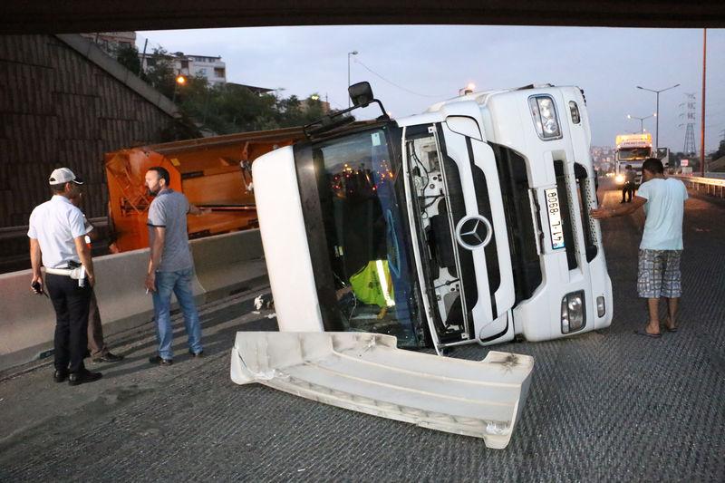 Damperi açık ilerleyen kamyon köprüye çarptı: 1 yaralı