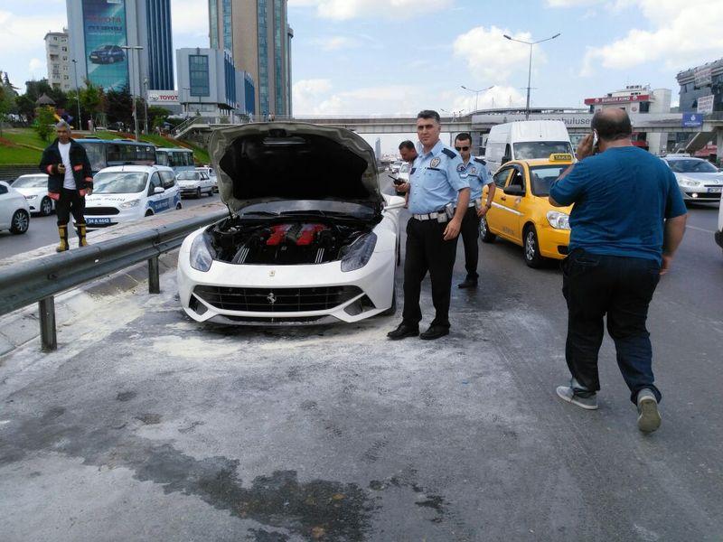Kadıköy E-5'te Ferrari yandı