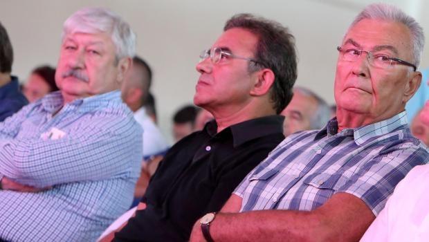 Deniz Baykal yüzerken çaldırdığı telefonunu yeniledi