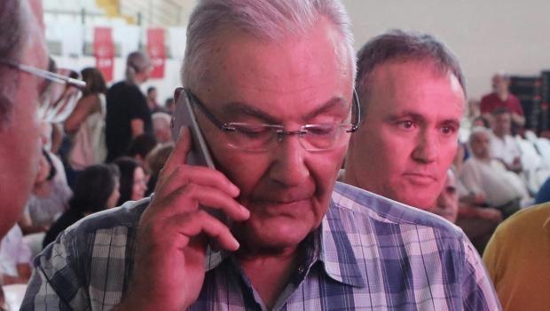 Deniz Baykal yüzerken çaldırdığı telefonunu yeniledi