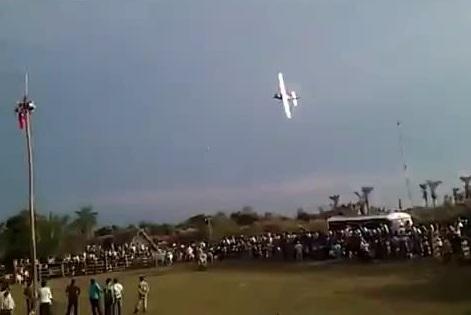 Şenliklerde gösteri uçağı düştü