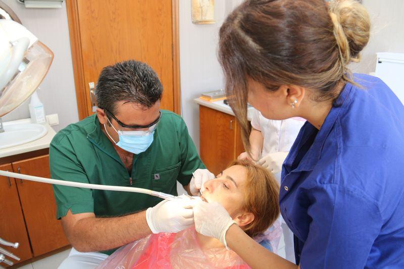 Korkutan değil güldüren diş hekimi