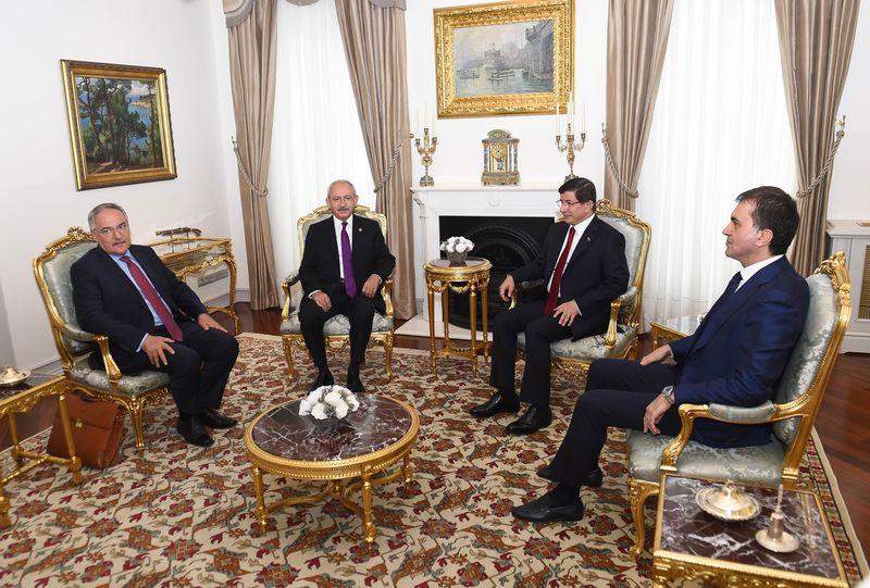 Ahmet Davutoğlu ile Kemal Kılıçdaroğlu bir araya geldi