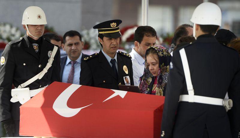 Şehit Beyazıt Çeken'in kızından babasına son bakış