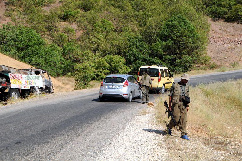 PKK Tunceli'de yol kesti