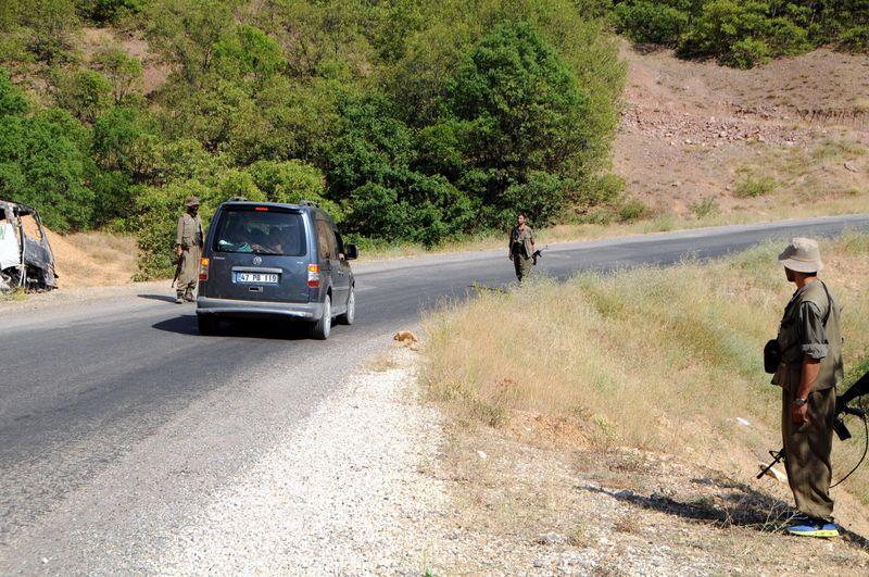 PKK Tunceli'de yol kesti