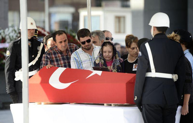 Şehit Beyazıt Çeken'in kızından babasına son bakış