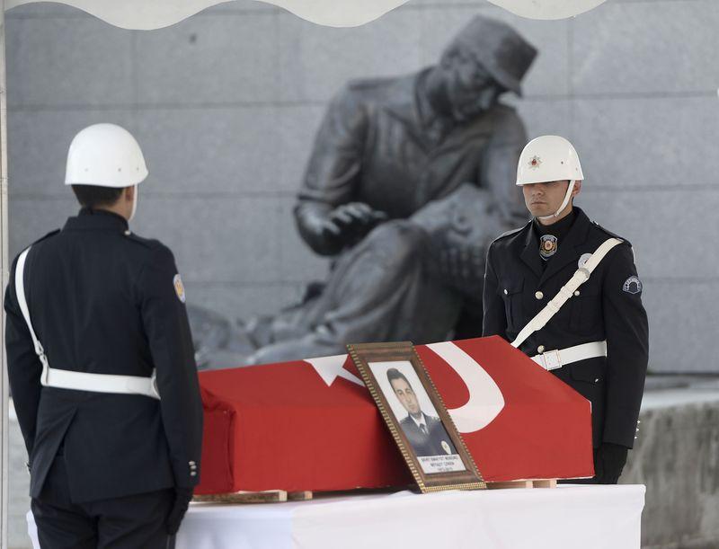 Şehit Beyazıt Çeken'in kızından babasına son bakış