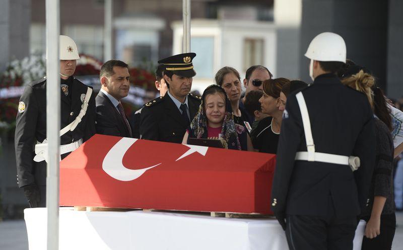 Şehit Beyazıt Çeken'in kızından babasına son bakış