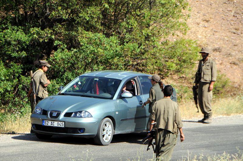 PKK Tunceli'de yol kesti