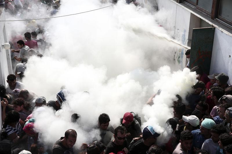 Yunan adasında Suriyelilere yangın tüpüyle müdahale