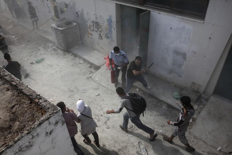 Yunan adasında Suriyelilere yangın tüpüyle müdahale